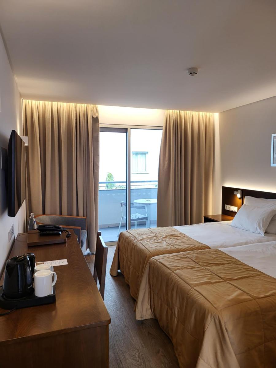 Uma cama ou camas num quarto em Hotel Roca Mar