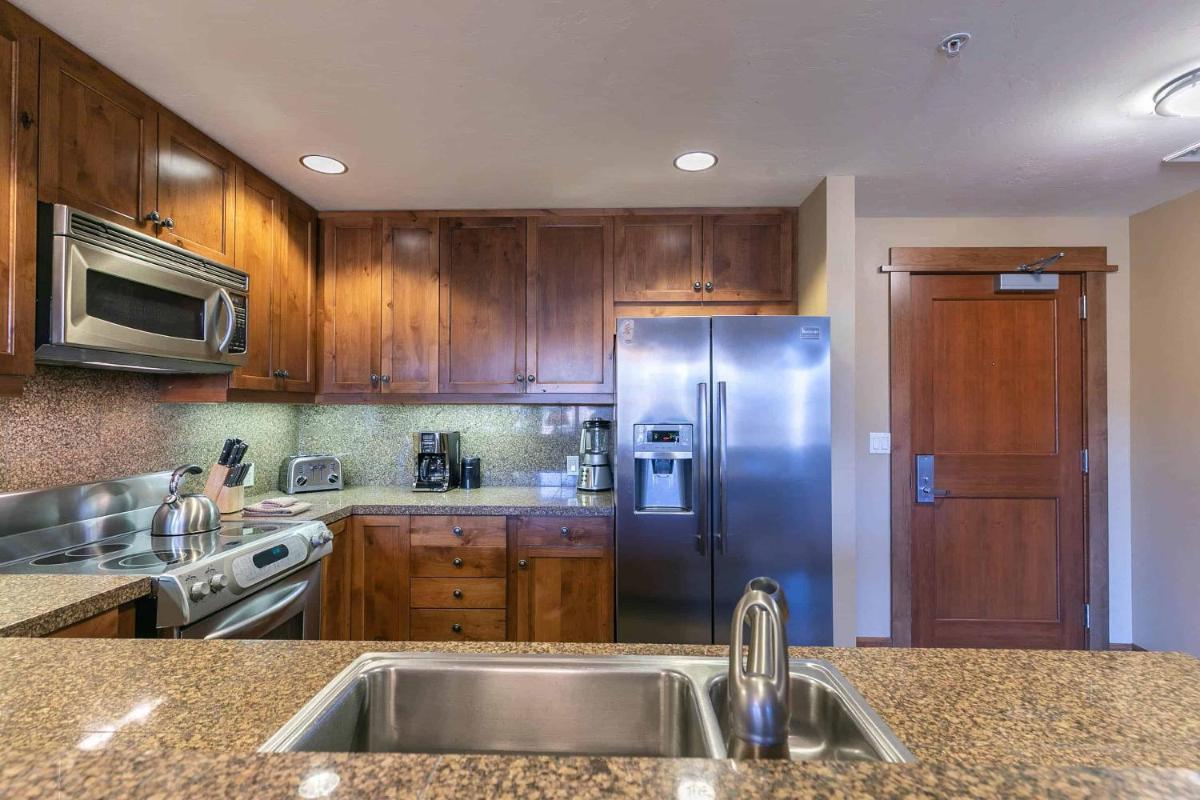 Iron Horse Lodge South 305 by East West Hospitality - Housity