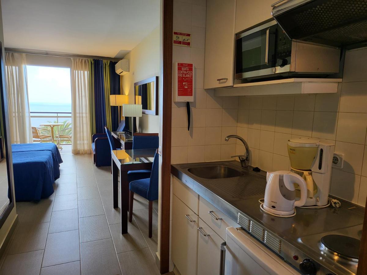 uma cozinha com pia e bancada em Hotel Cais da Oliveira no Caniço