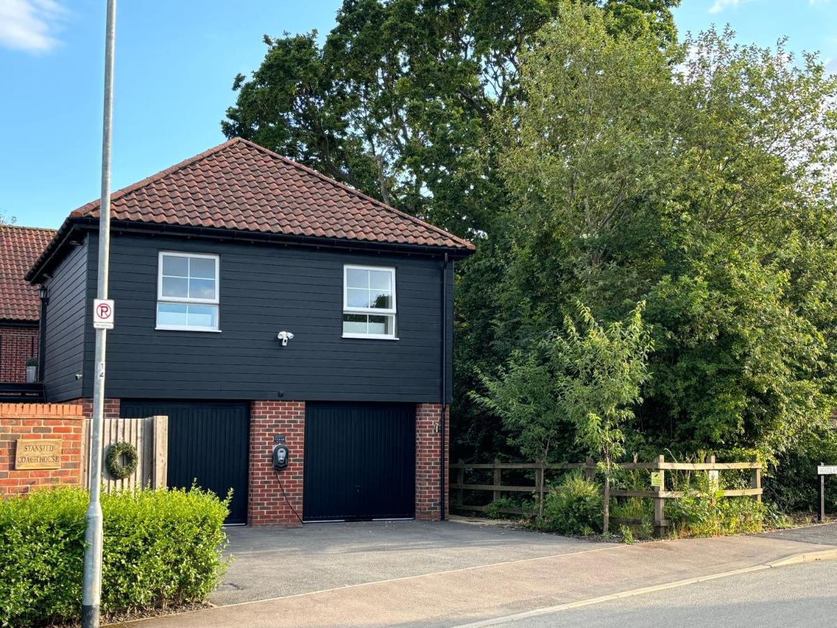 Stansted Coach House - Housity