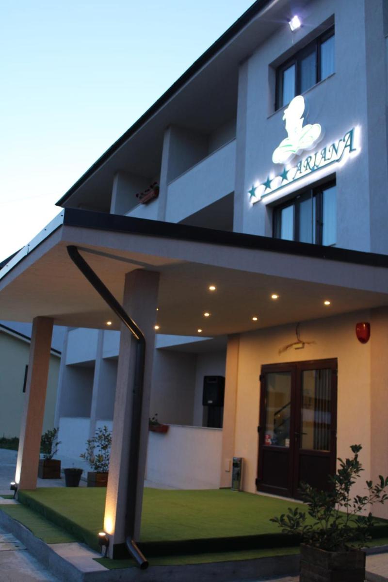 Hotel Ariana - Housity