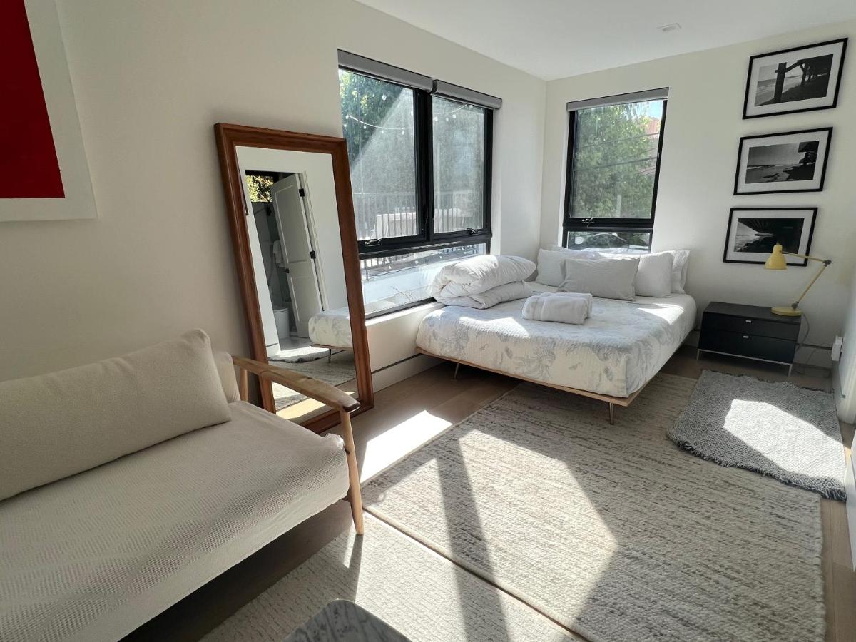 Contemporary Guest Studio with Roof-top Deck Walk to Santa Monica Beach - Housity