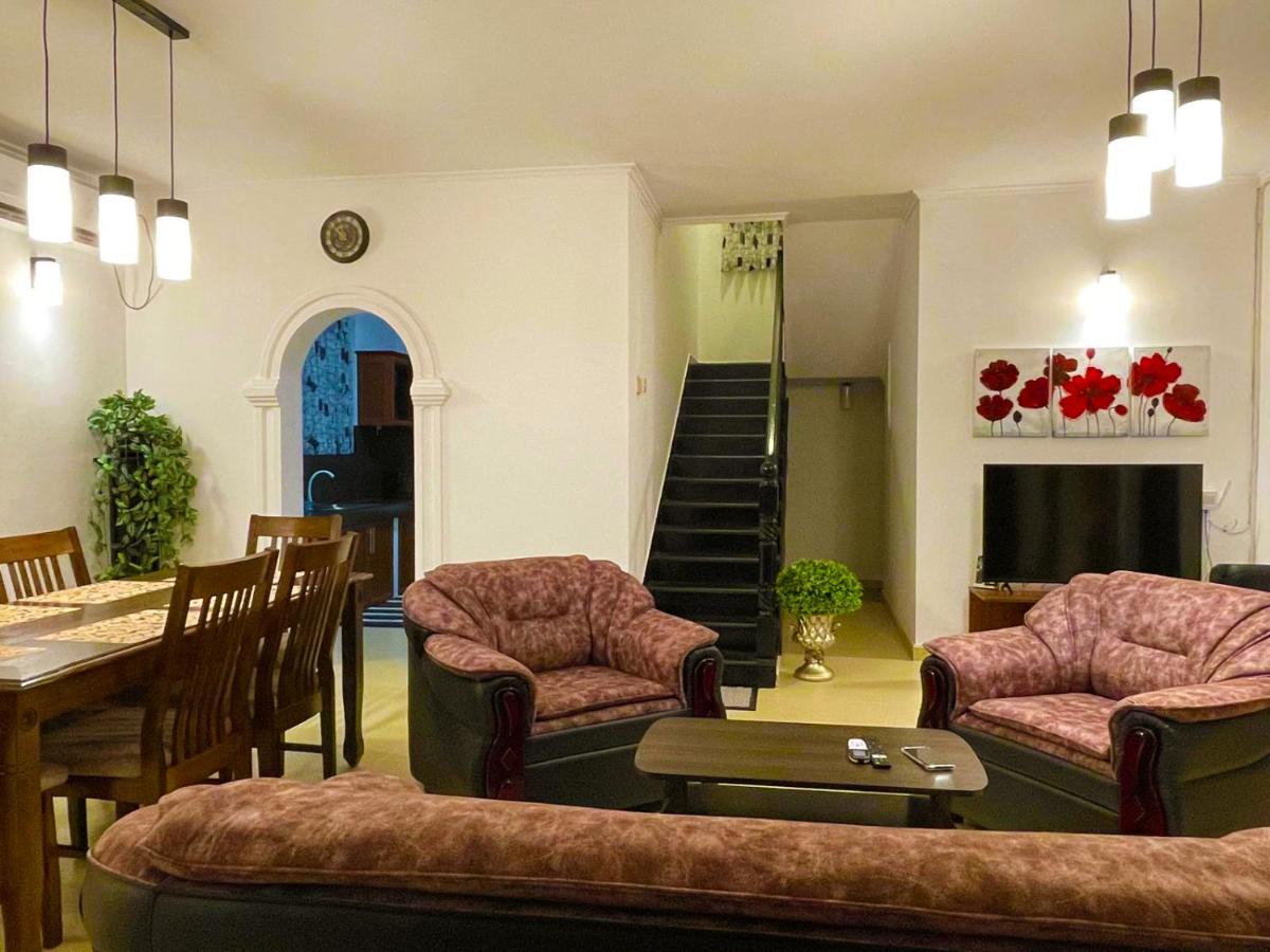 The Sea Breeze - Down Stairs - Housity
