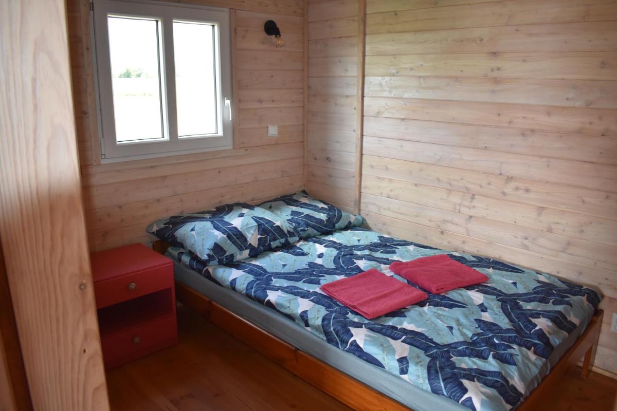 Domki nad stawem - Housity