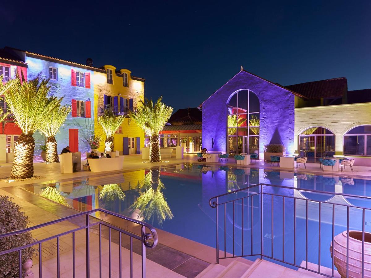 Piscine de l'établissement Le Stelsia Resort ou située à proximité