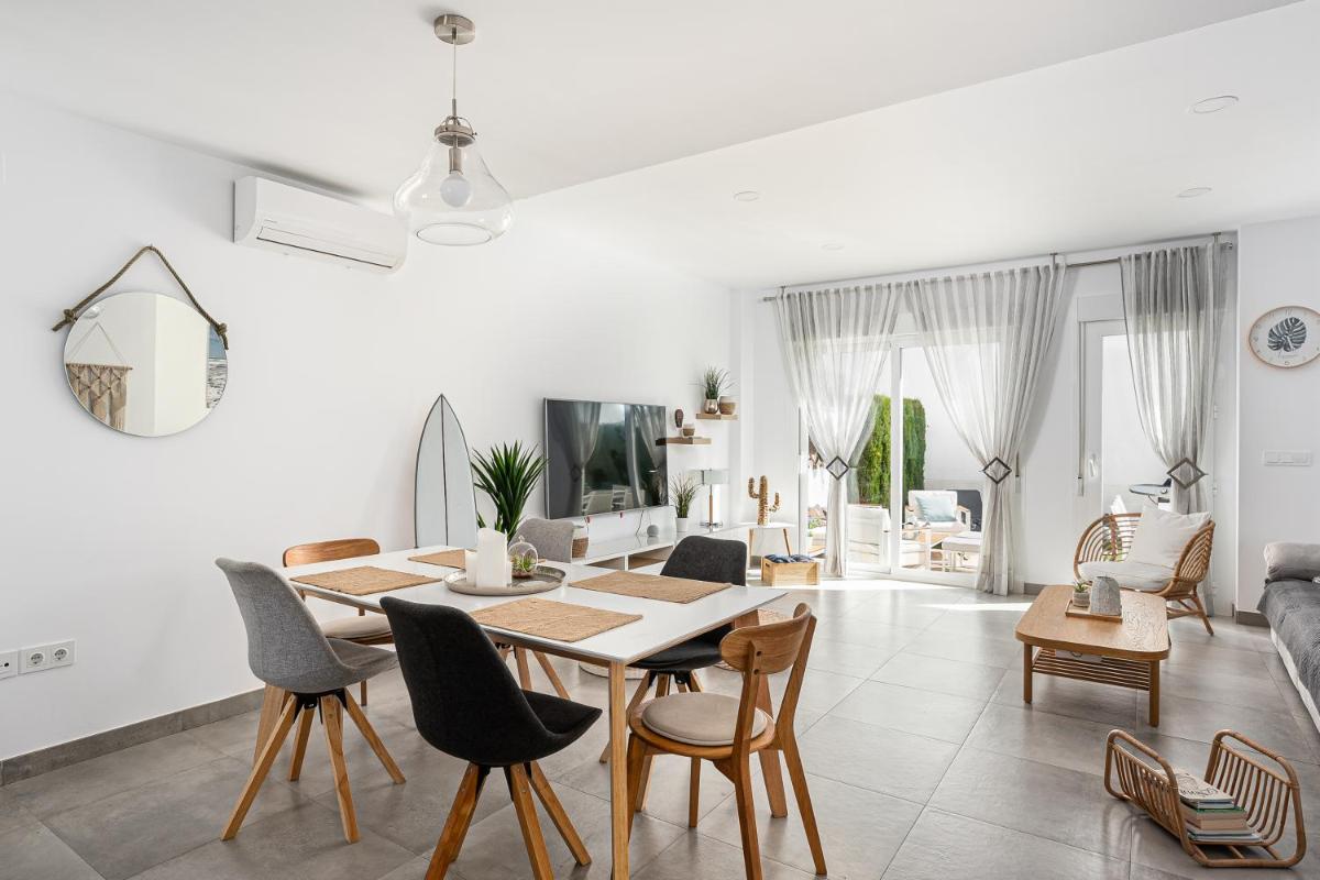 CASA LA PLAYA-CONIL Vacaciones de Lujo en Conil con Todas las Comodidades NETFLIX-HBO-DISNEY-CANALES DE FUTBOL-WIFI ALTA VELOCIDAD-SMART TV 65"-ALEXA - Housity