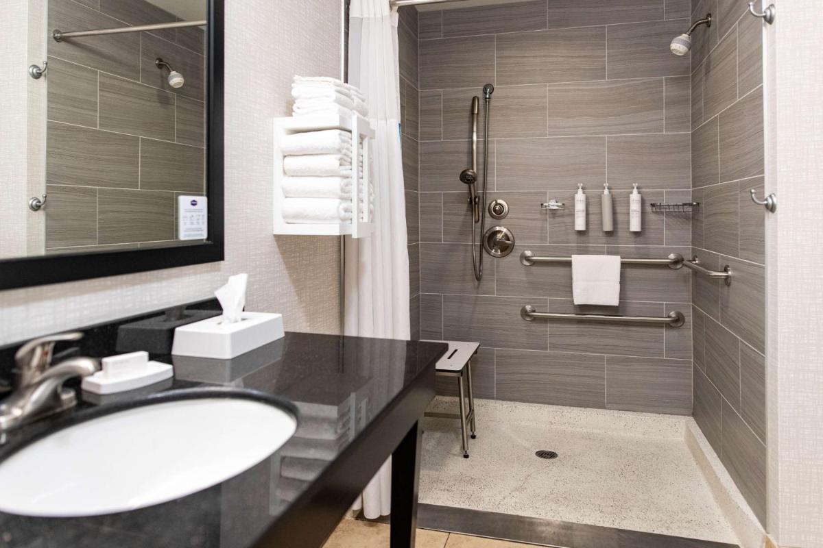 Hampton Inn & Suites Effingham - Housity