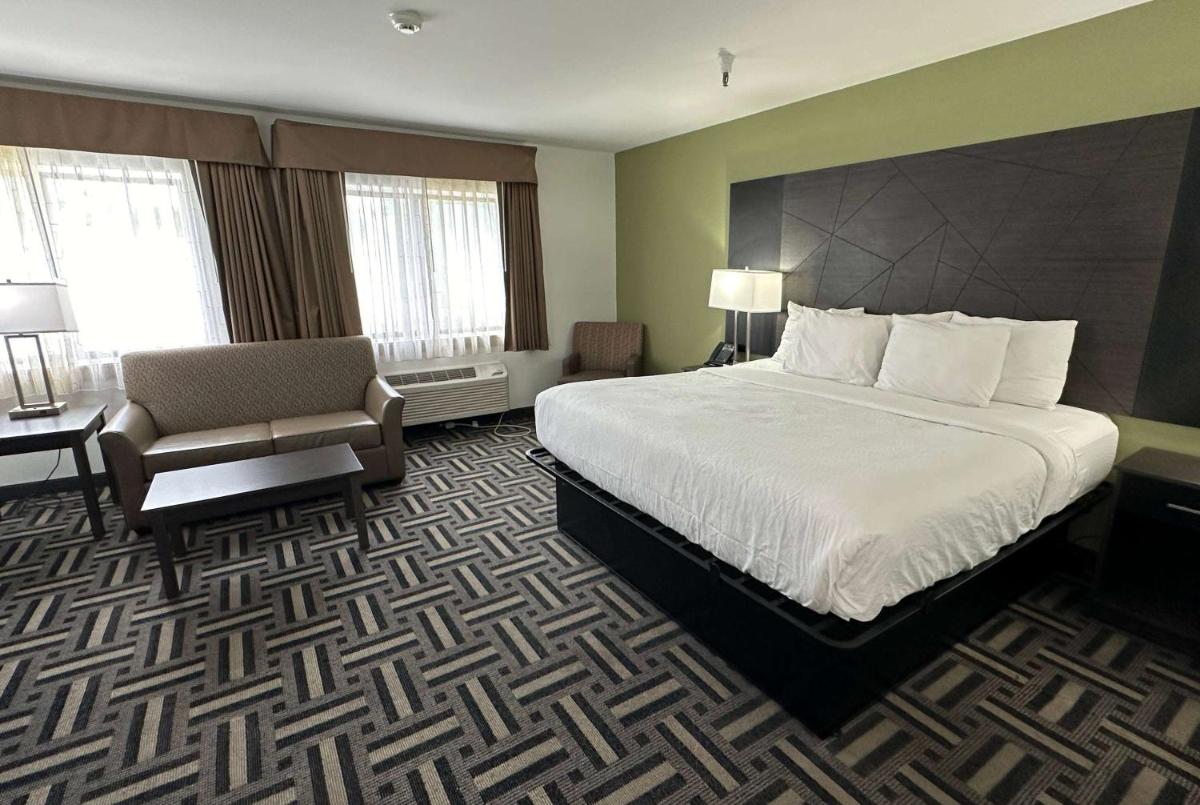 La Quinta Inn and Suites by Wyndham Cincinnati North - Housity