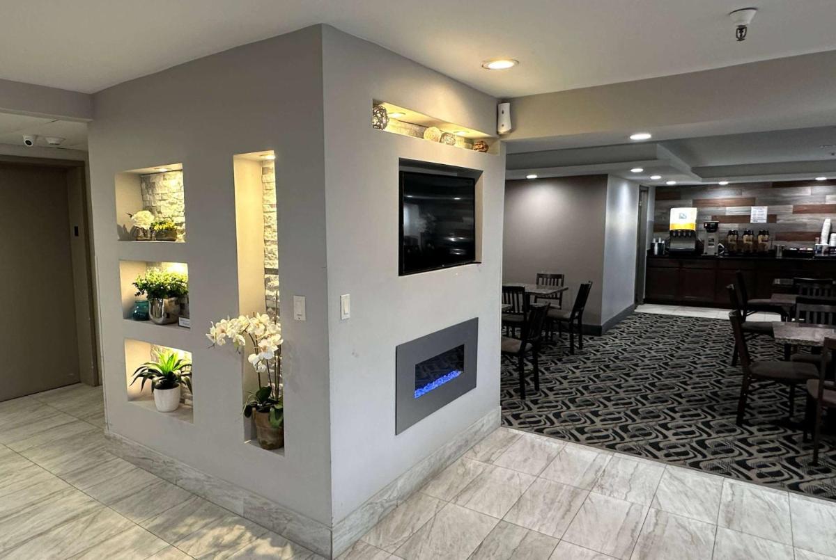 La Quinta Inn and Suites by Wyndham Cincinnati North - Housity