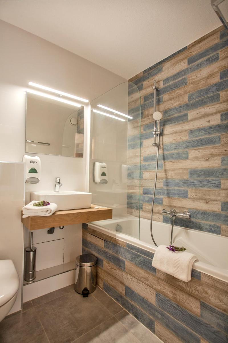 Salle de bains dans l'établissement Le Neptune & Spa