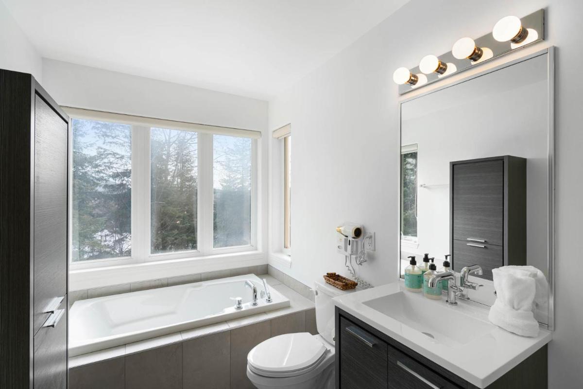 Townhouse on the Golf with Pool Access - Aiglon 1748 - 10 min to Tremblant Resort - Housity