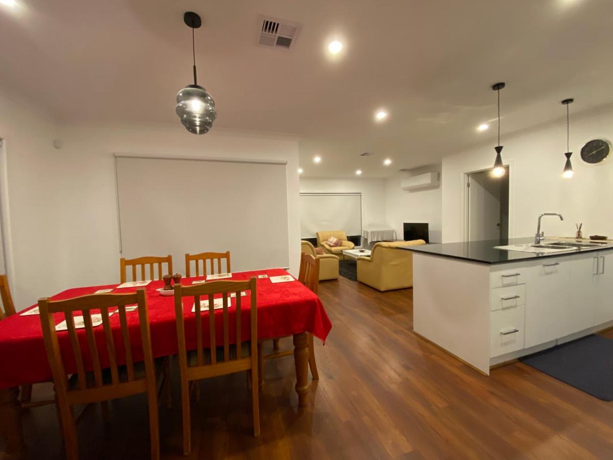 Whole House with 4QB - 44 Aspect - 30 minutes from Melbourne International Airport - 2 Minutes to Westfield Shopping Center - Housity