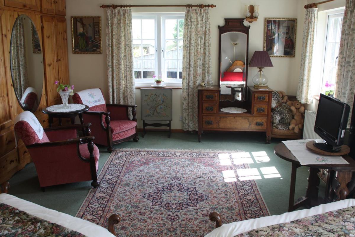 Holdstrong Farmhouse - Housity