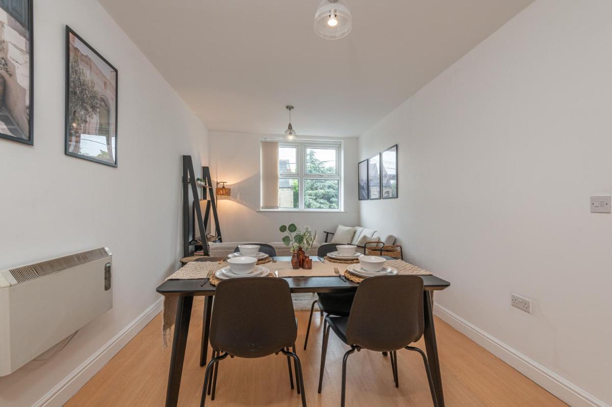 3-Bed Serviced Apt near M62, Leeds - Ideal for Up to 6 Guests - Long Stay Options - Free Parking and Wifi - Housity