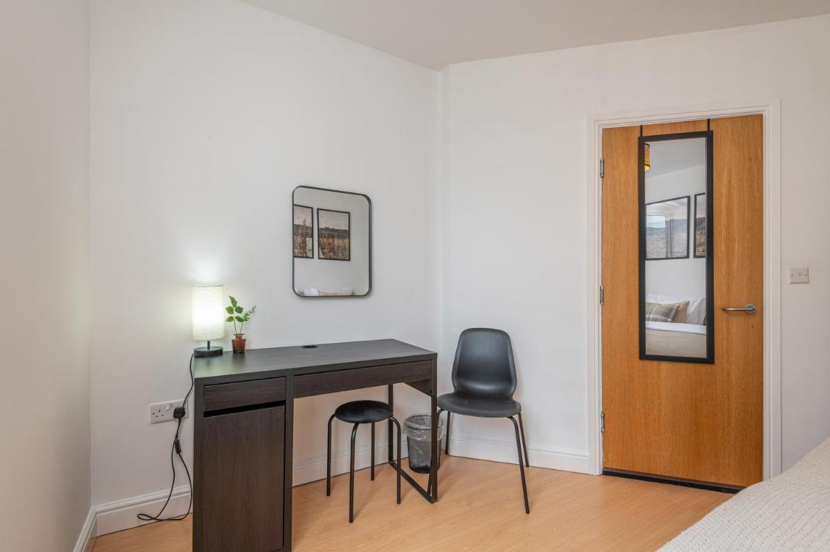 3-Bed Serviced Apt near M62, Leeds - Ideal for Up to 6 Guests - Long Stay Options - Free Parking and Wifi - Housity