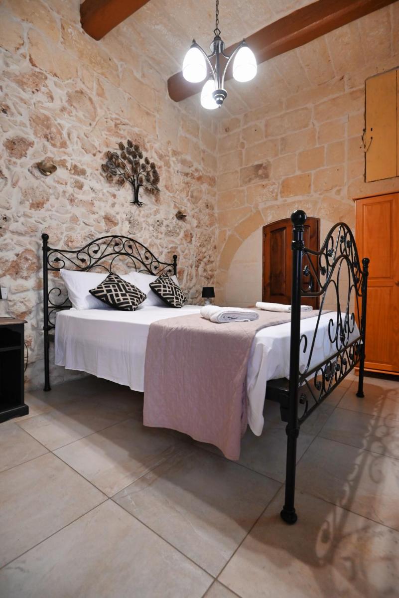 The Cloisters Bed And Breakfast - Housity