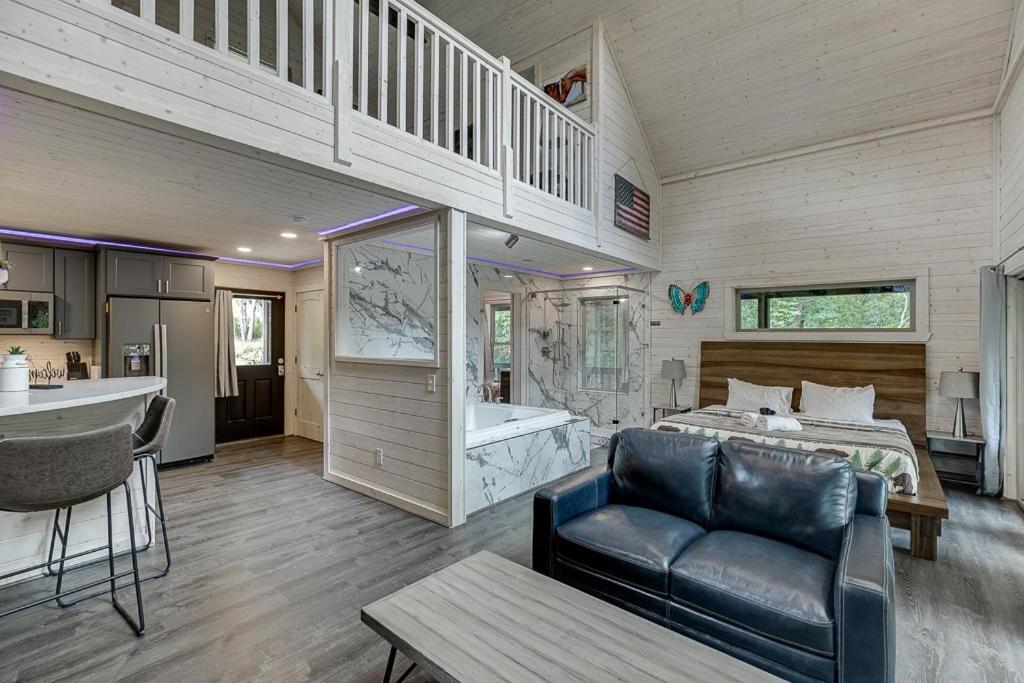 Gold Peak Treehouse Near Helen, Georgia - Housity