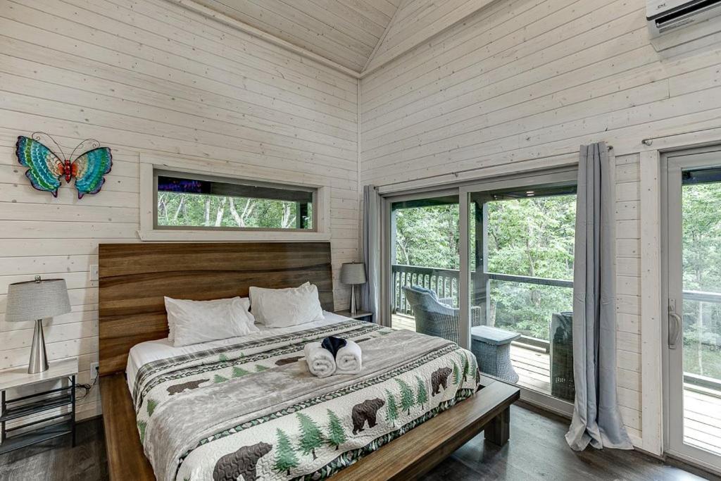 Gold Peak Treehouse Near Helen, Georgia - Housity