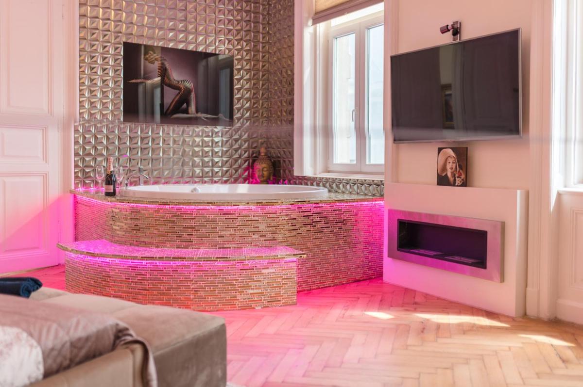Budapest Eye Presidential with Jacuzzi & Sauna - Housity