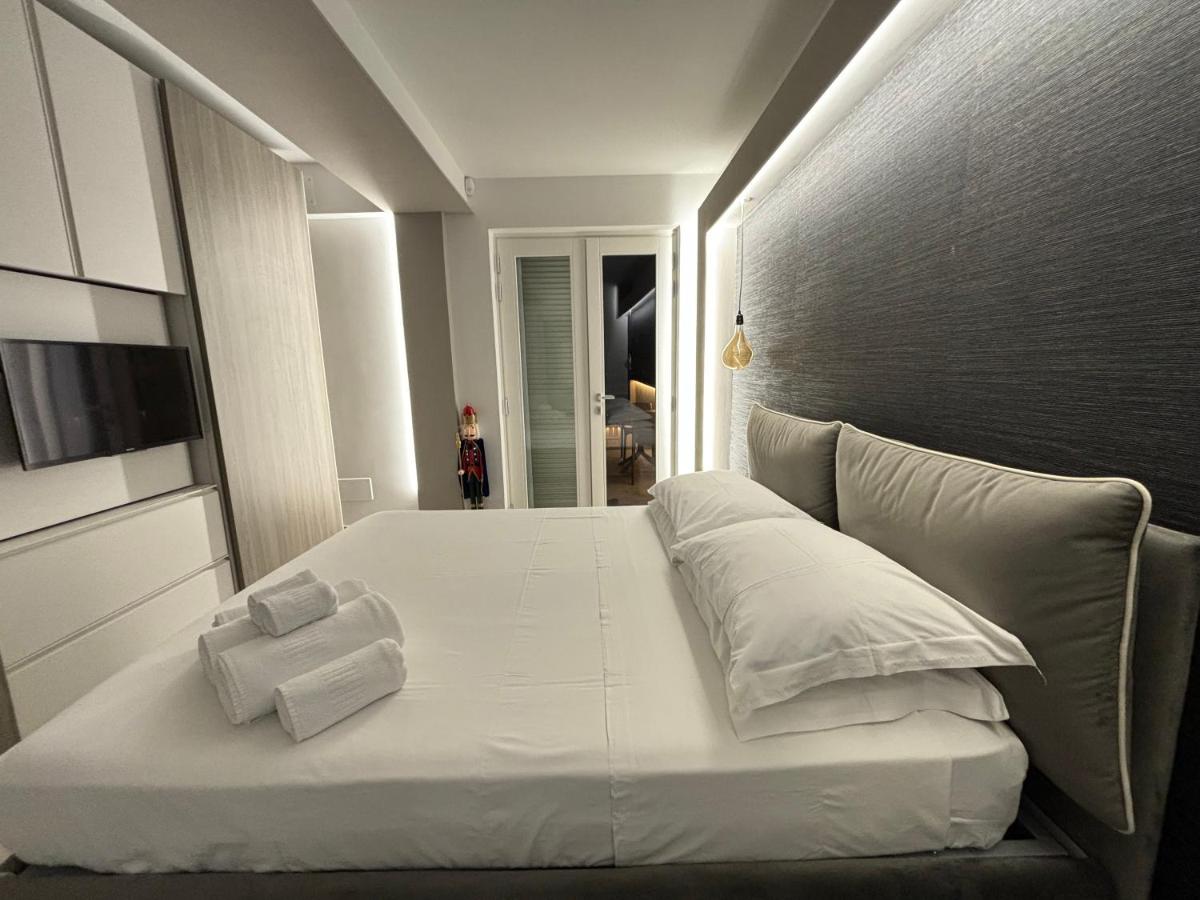 En Suite Bedroom Blue Moon - Housity