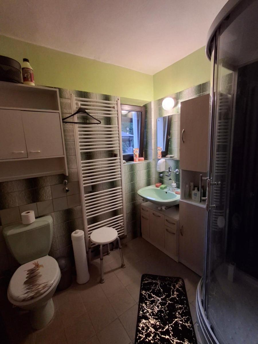 Pokoj v rodinném se sdílenou koupelnou - Housity