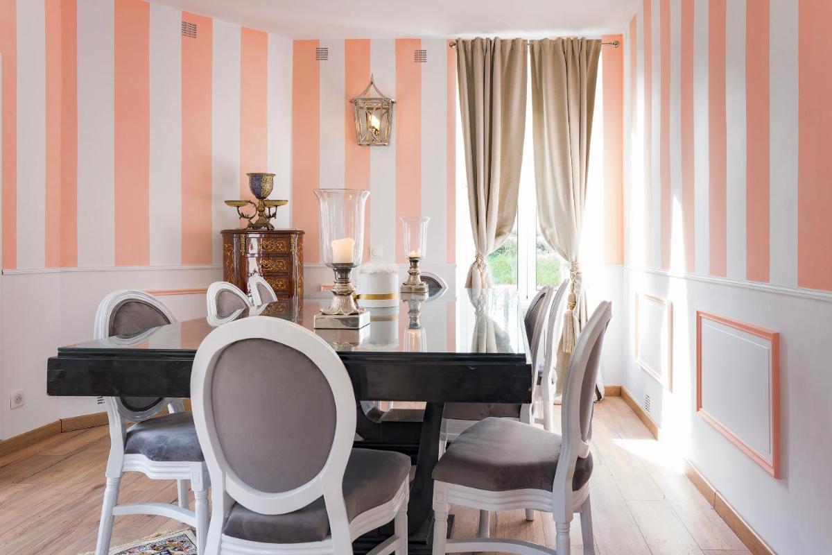 Coin salon dans l'établissement Château de Tressé