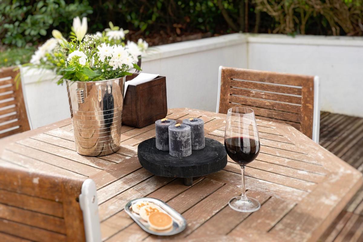 - une table en bois avec un verre de vin dans l'établissement Château de Tressé, à Pouancé