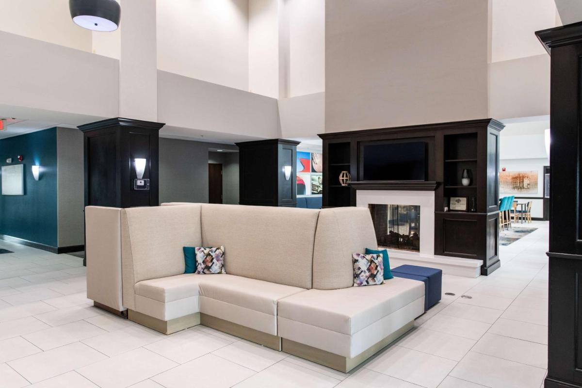Hampton Inn & Suites Effingham - Housity