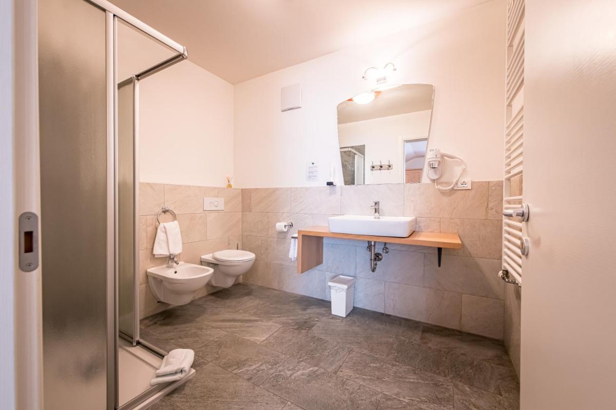Am Schloss Guest House - Housity