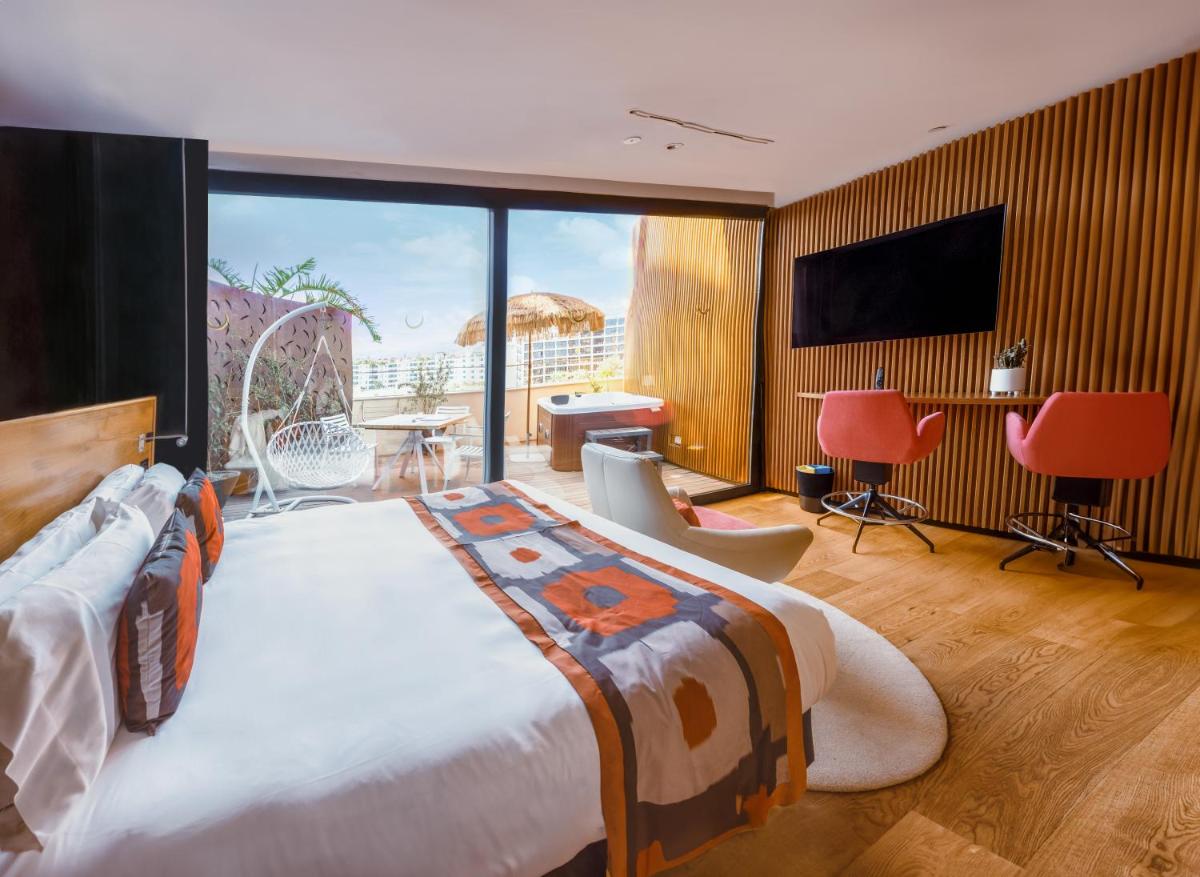 Cama o camas de una habitación en Bohemia Suites & Spa - Adults Only