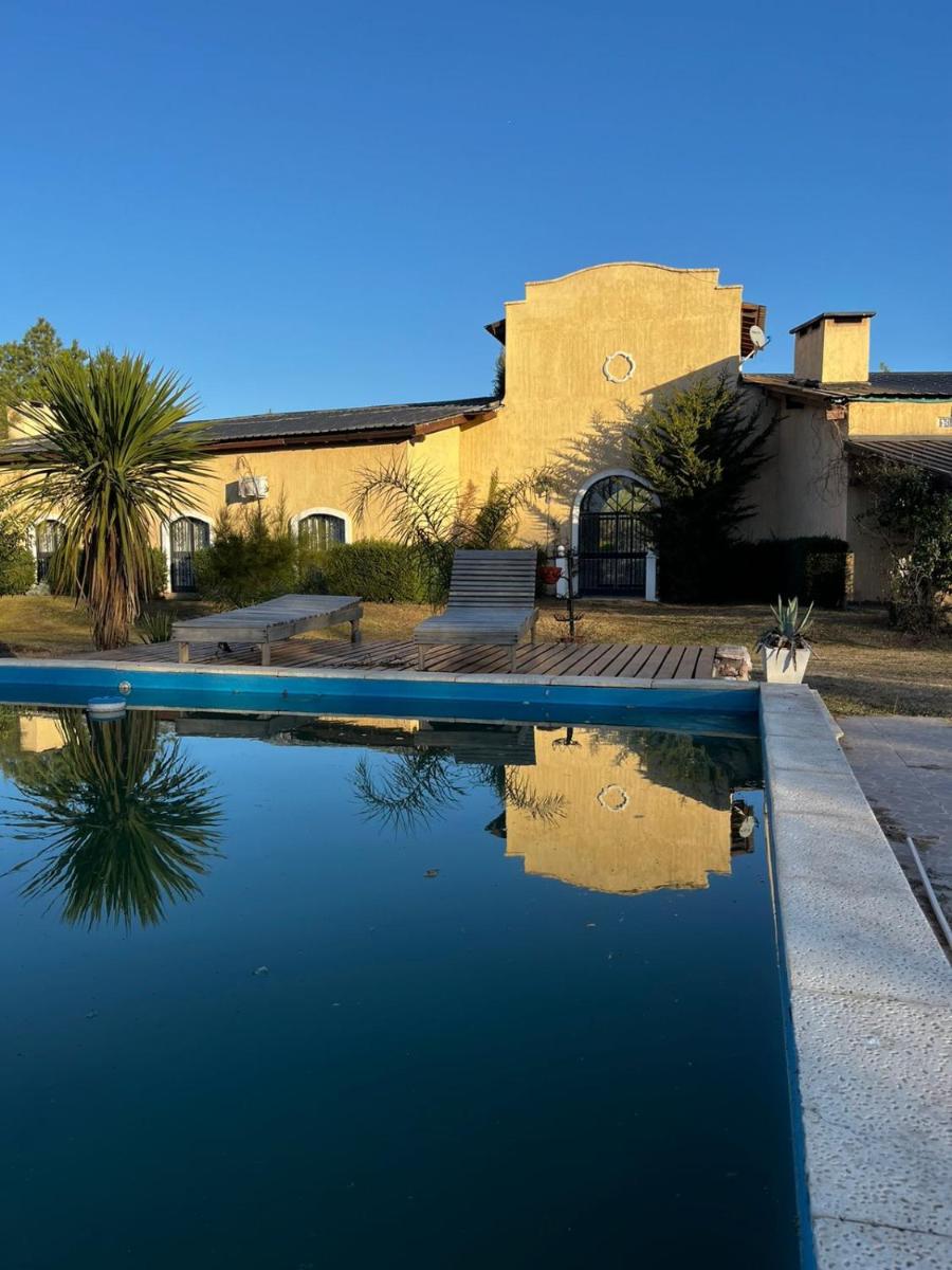 HERMOSA CASA con 4000mts de PARQUE en las SIERRAS DE CORDOBA - Housity