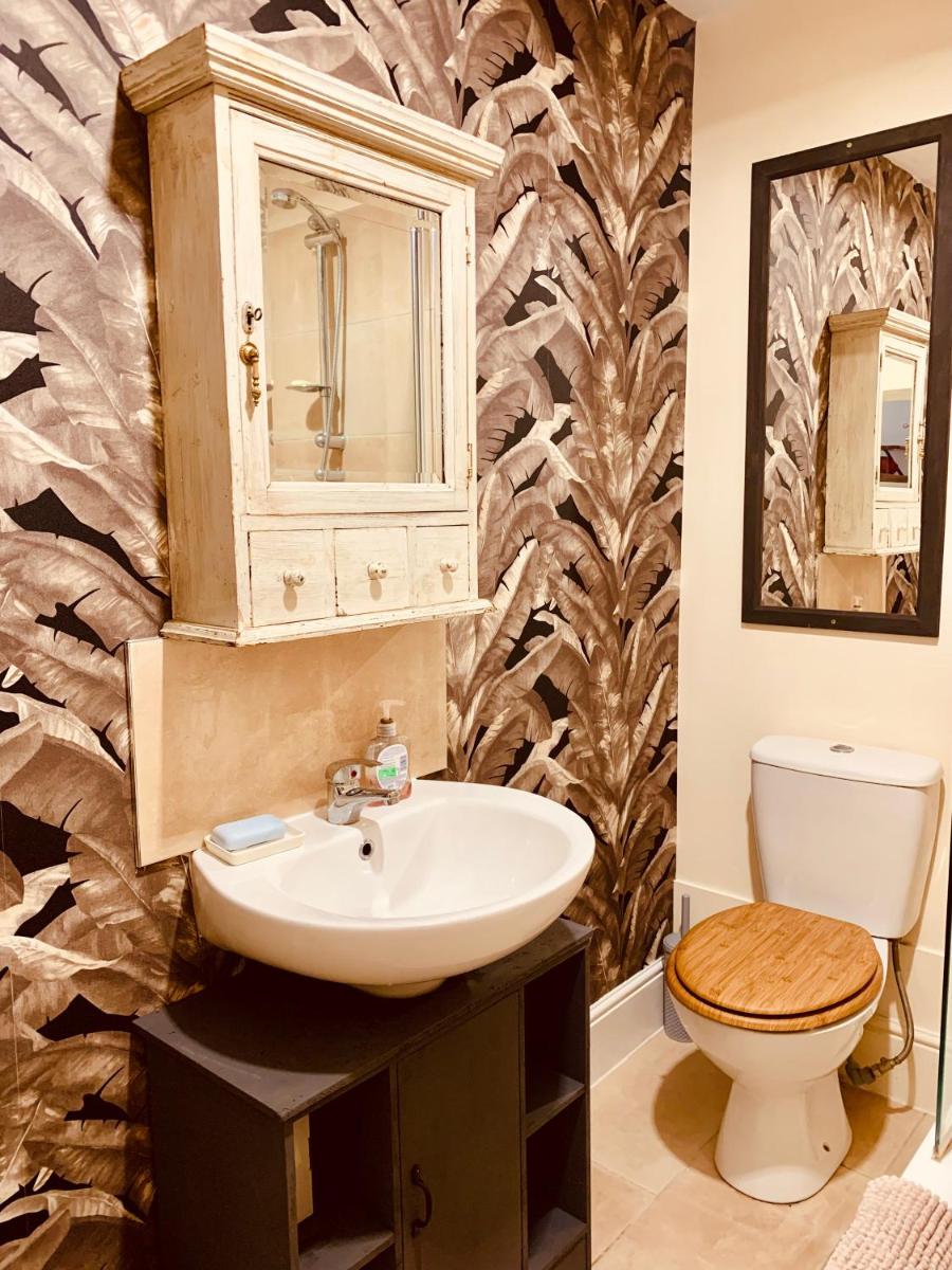 Vibrant beachfront Folkestone getaway - Housity