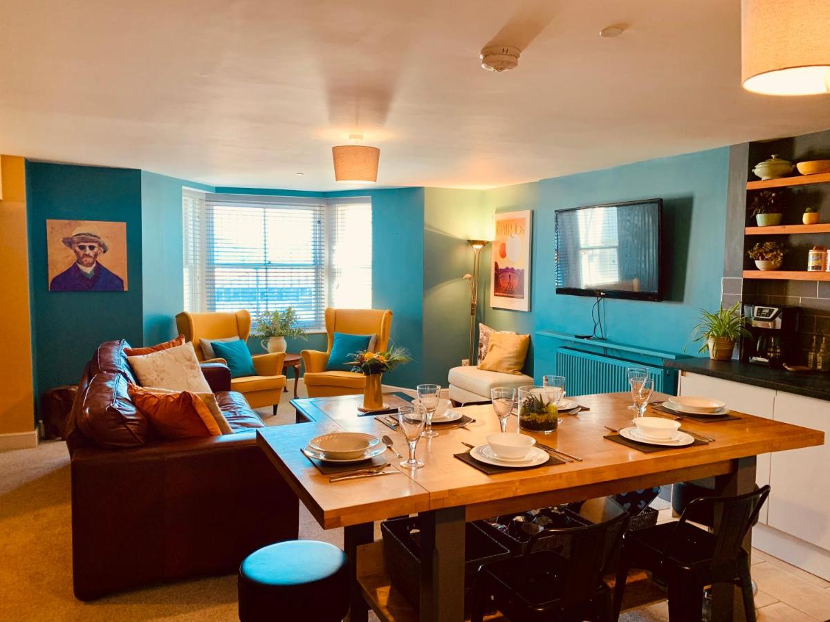 Vibrant beachfront Folkestone getaway - Housity