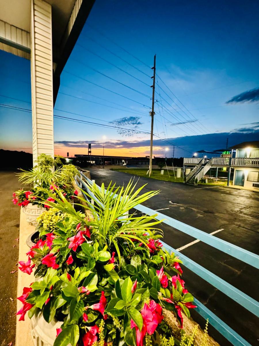 Ozark Inn and Suites - Housity