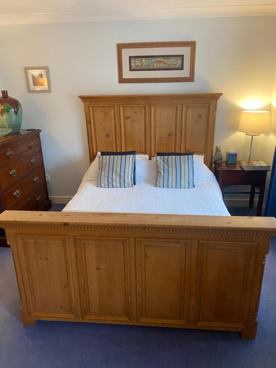 Beautiful private room with Kingsize bed and large private en-suite - Housity