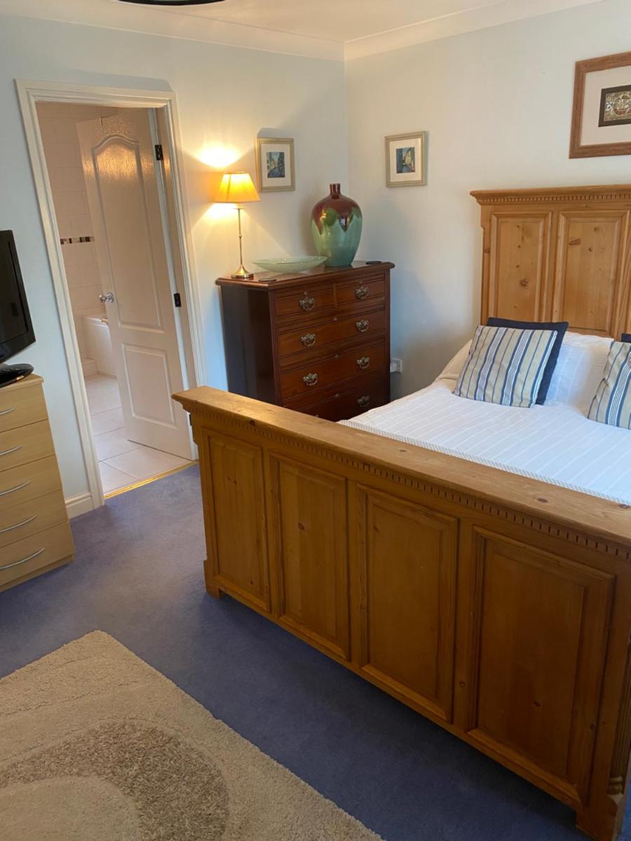 Beautiful private room with Kingsize bed and large private en-suite - Housity