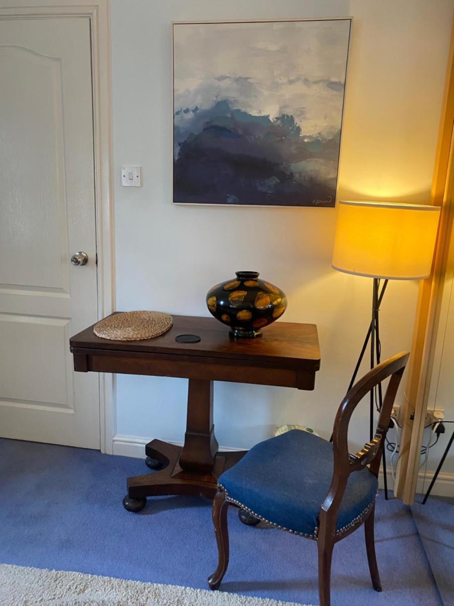 Beautiful private room with Kingsize bed and large private en-suite - Housity