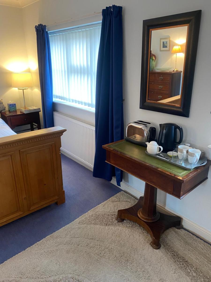 Beautiful private room with Kingsize bed and large private en-suite - Housity