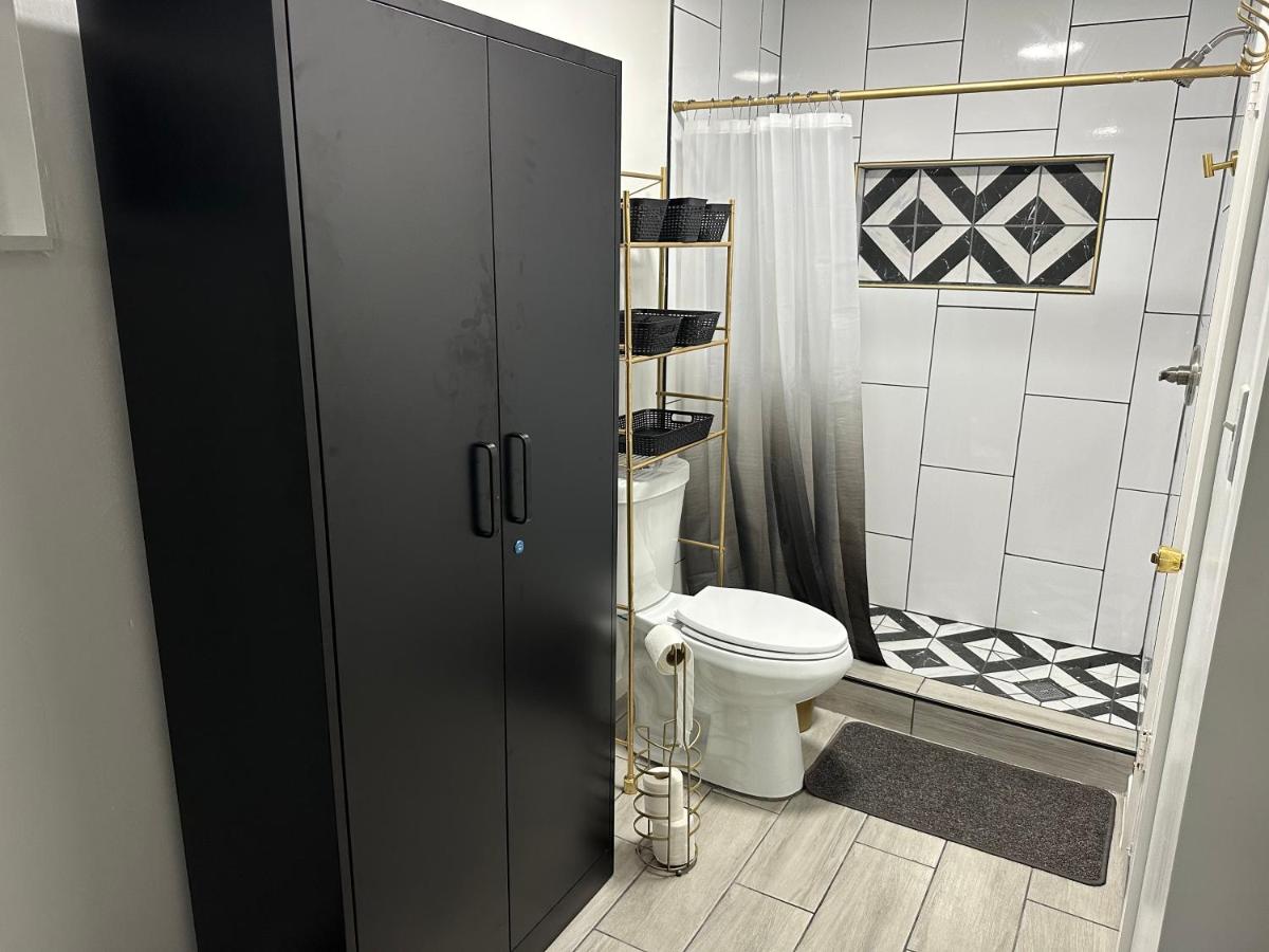 SERENE FULL BED NEAR DOLPHIN MALL/FIU - Housity