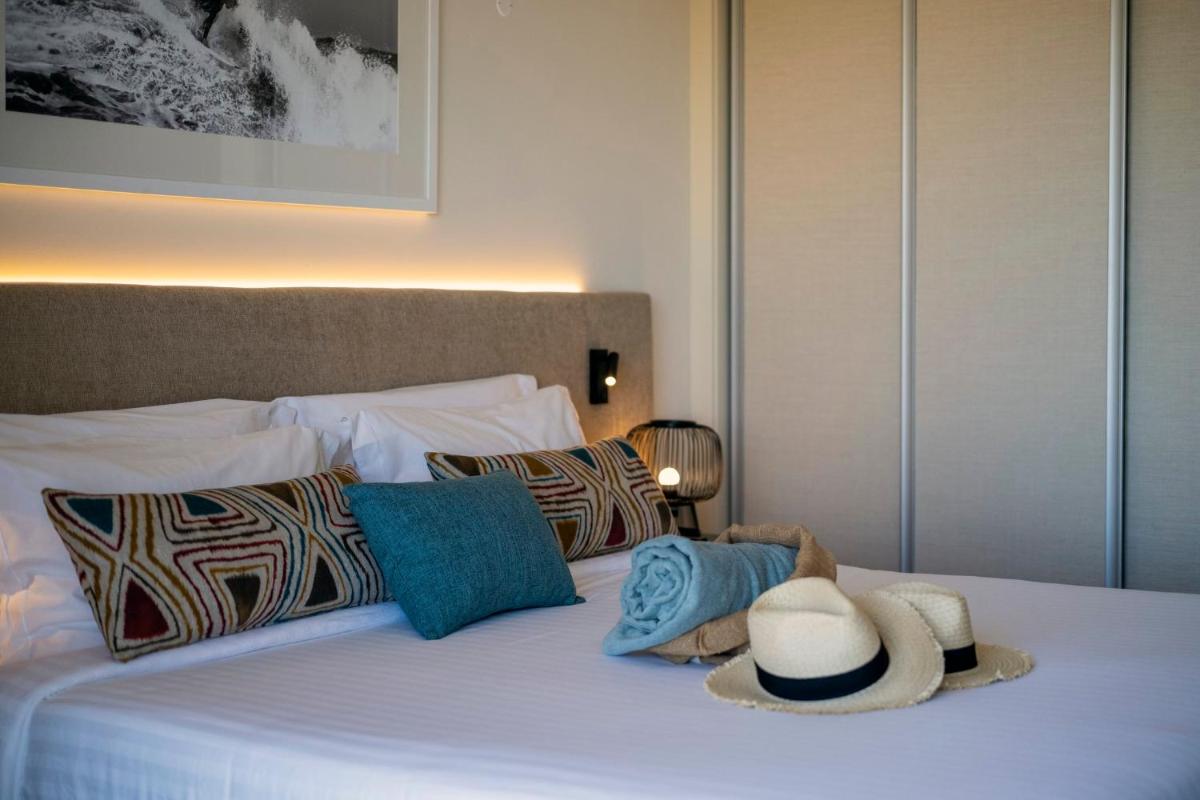 Uma cama ou camas num quarto em Crowne Plaza - Caparica Lisbon