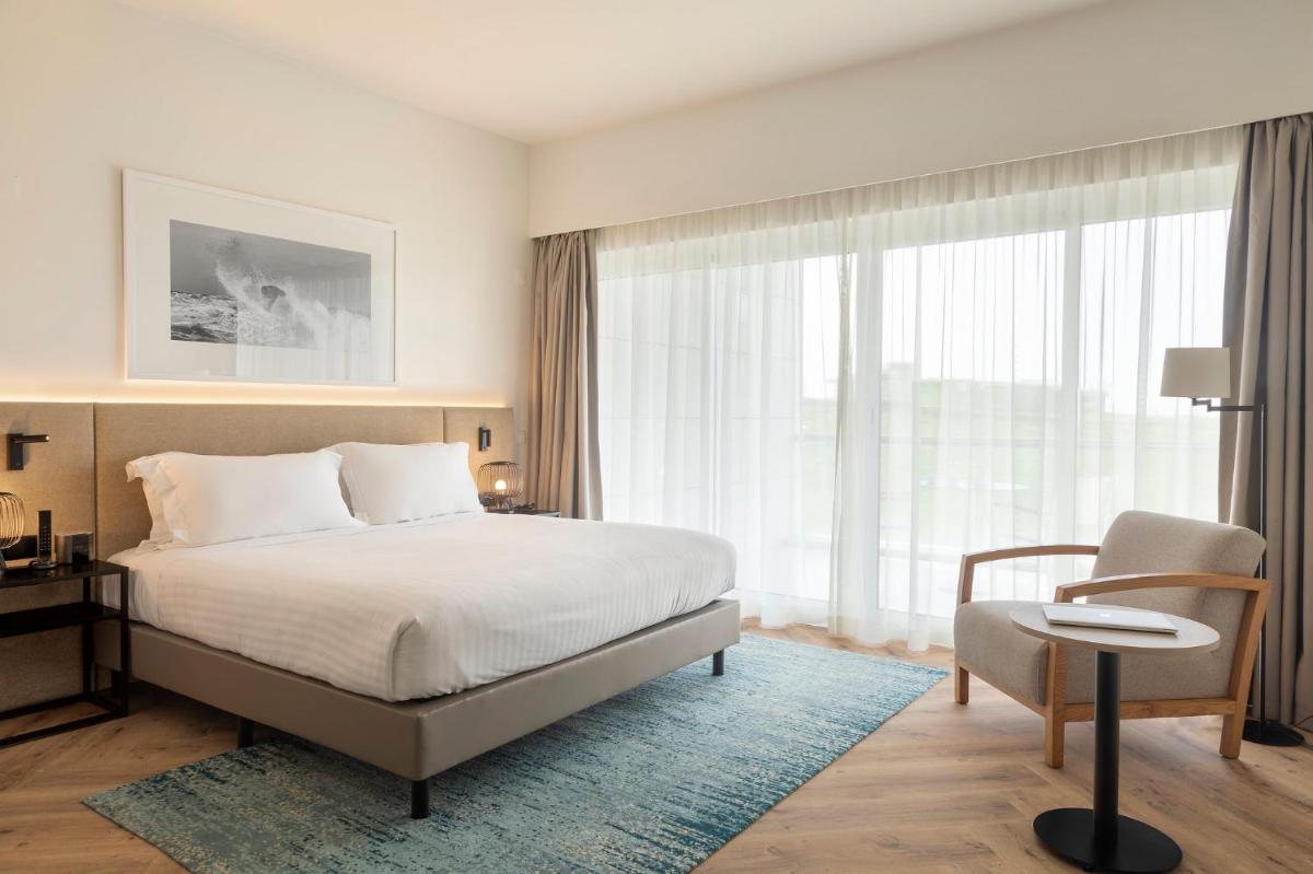 Uma cama ou camas num quarto em Crowne Plaza - Caparica Lisbon