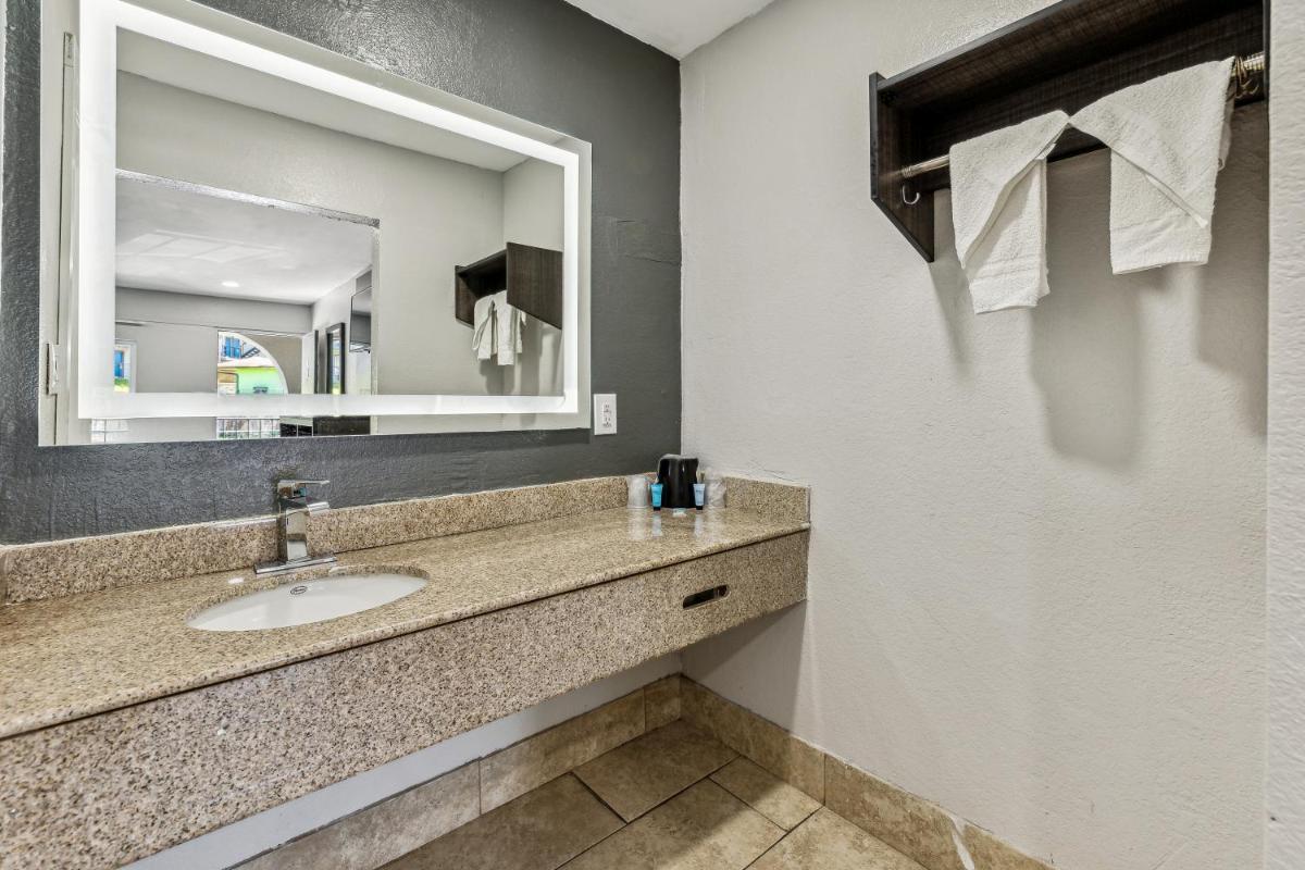 Knights Inn Antioch - Housity