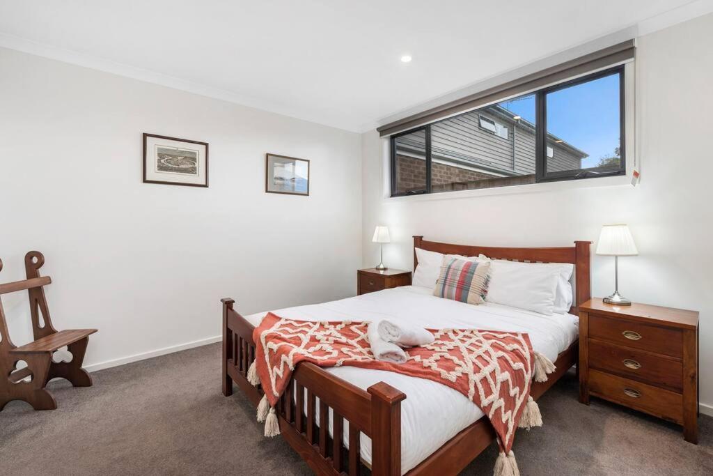 West Side Townhouse in Geelong West - Housity