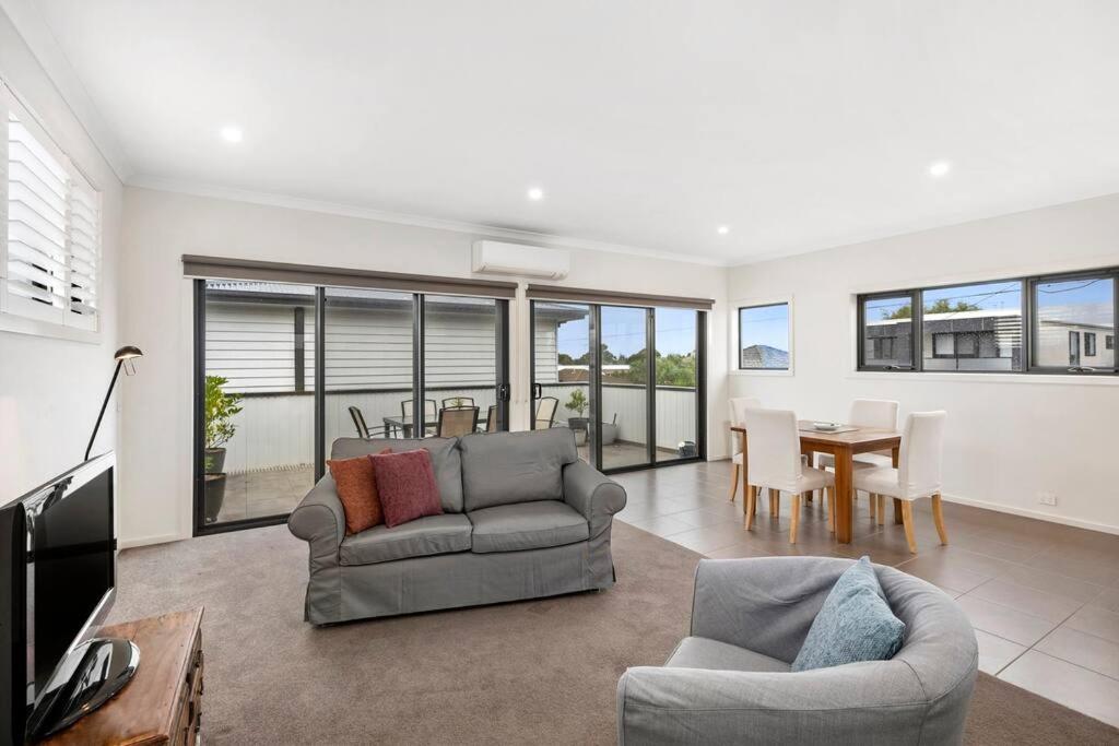 West Side Townhouse in Geelong West - Housity