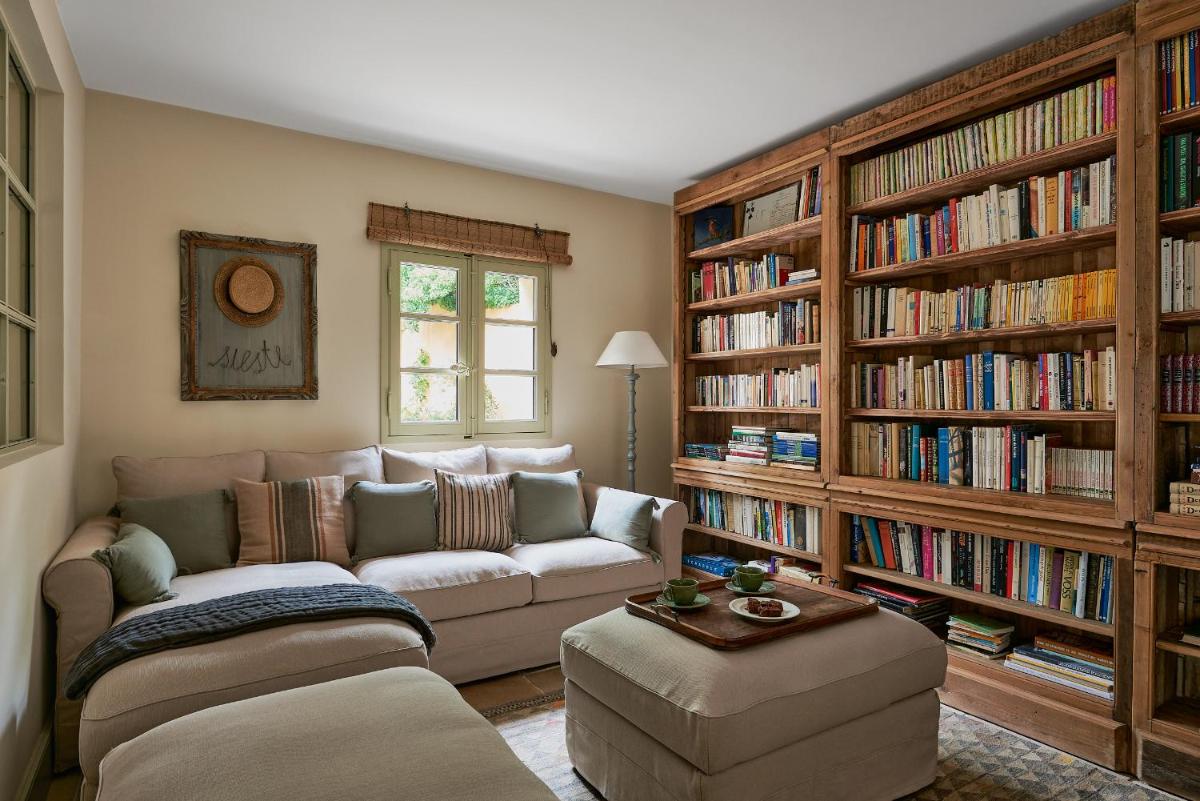 Bibliothèque dans l'hôtel