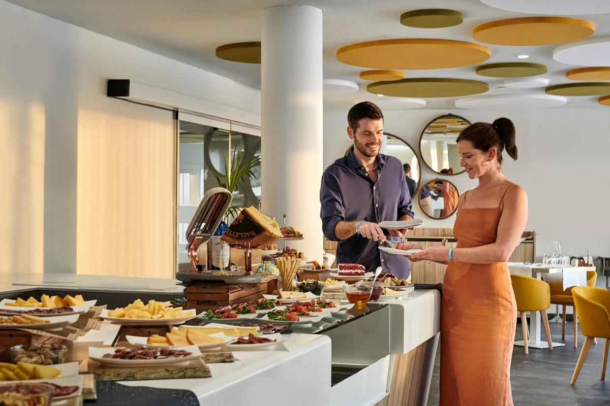 Comida en o cerca de este hotel