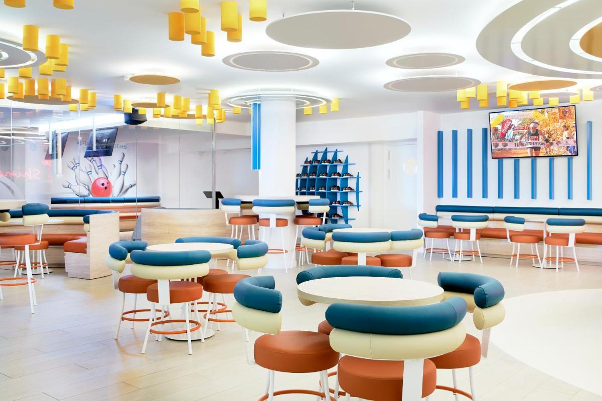 una sala de espera con mesas y sillas en Iberostar Waves Playa Gaviotas All Inclusive, en Morro del Jable