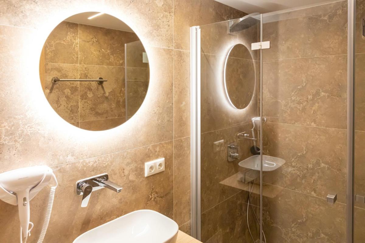 Central Hotel & Lounge Adult Only - Housity