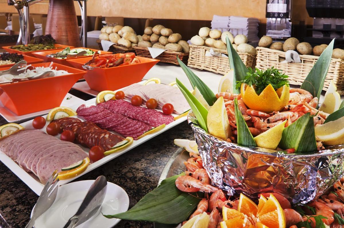 Comida en o cerca de este hotel