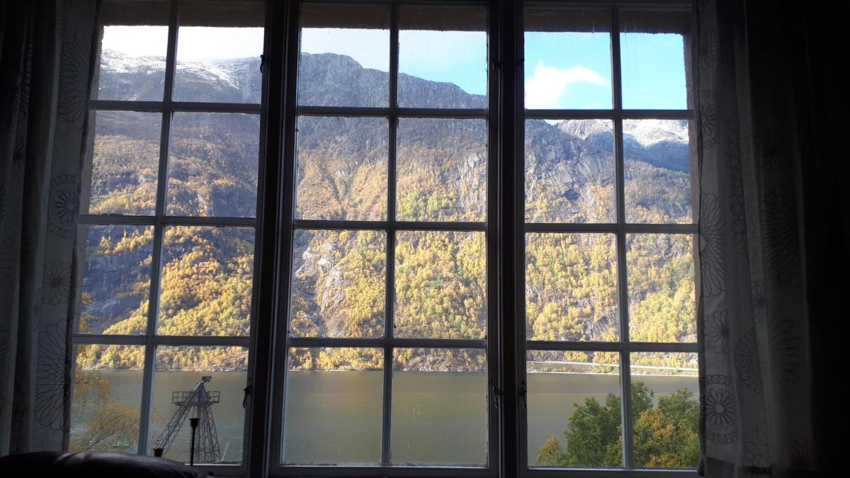 Fjordshelter vintage townhouse - Housity